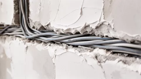 Zaklejanie bruzd z przewodami